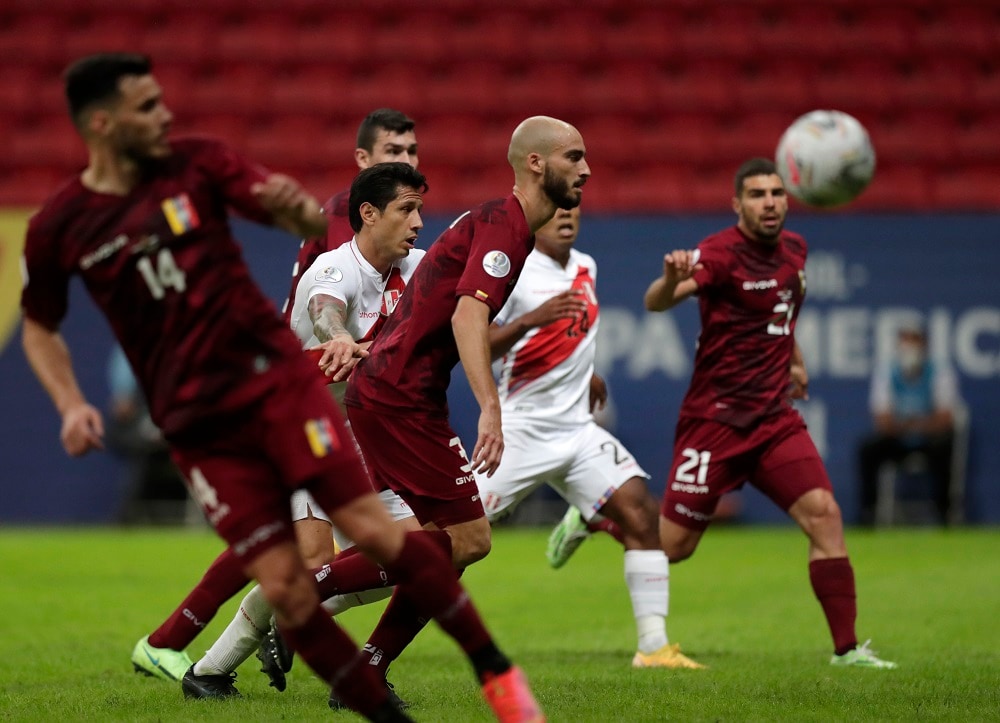 Perú venció a Venezuela 1-0 con un gol de André Carillo desde corta distancia en el minuto 48.  (Imagen: Reuters / texto: AP)