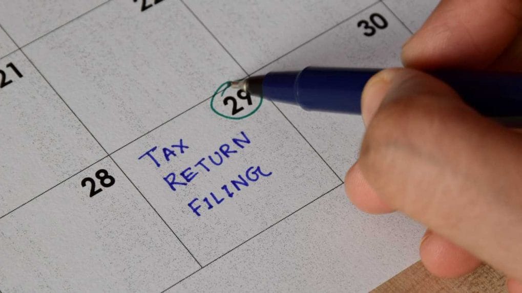 ITR Filing: Deadline To File Belated, Revised Income Tax Returns To End ...