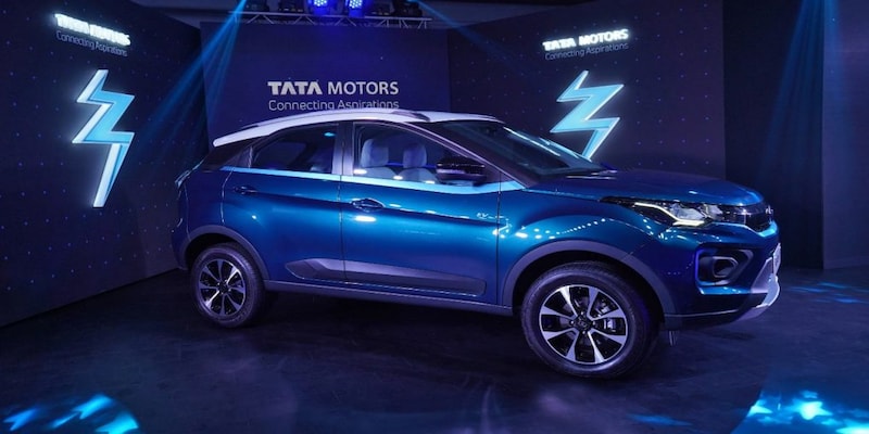 Tata Motors shares trade flat; here's what brokerages advise
