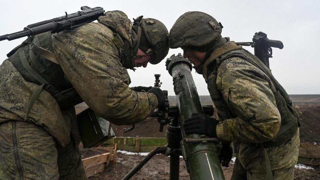 바이든은 러시아가 우크라이나에서 화학무기를 사용할 경우 NATO가 “대응할 것”이라고 말했습니다.  주지사는 미사일이 드니프로 인근 우크라이나 군부대를 타격했다고 말했다.