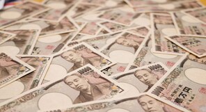 Japanese Yen slides past 160 against the US Dollar, a first since 1990