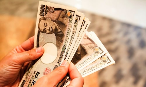 Nothing stops yen slide, falls to fresh 20 year low