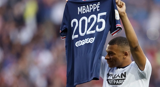 Nº 1 |  Kylian Mbappé |  Edad: 23 |  Club: París Saint-Germain |  Nacionalidad: Francia |  Ganancia total reportada: $128 millones |  Ganancias en el campo: $65 millones |  Ganancias fuera del campo: $55 millones |  (Foto: Reuters)