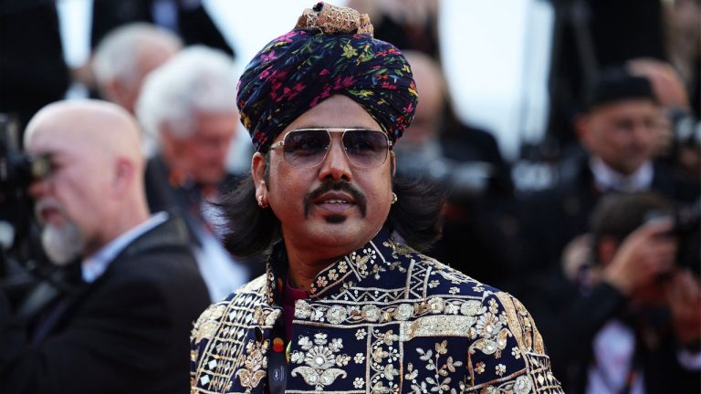 Cannes Festival 2022: Meet Mame Khan, Rajasthani folk singer who walked the  red carpet for India at Cannes - CNBC TV18