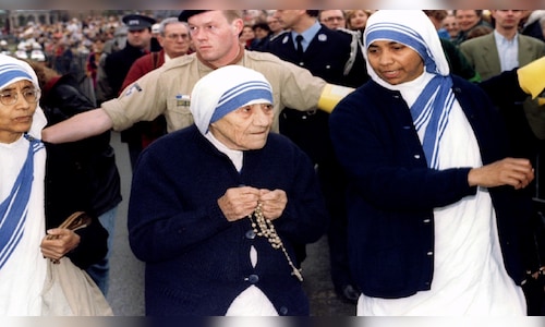 8 revealing facts about Mother Teresa on her birth anniversary - CNBC TV18