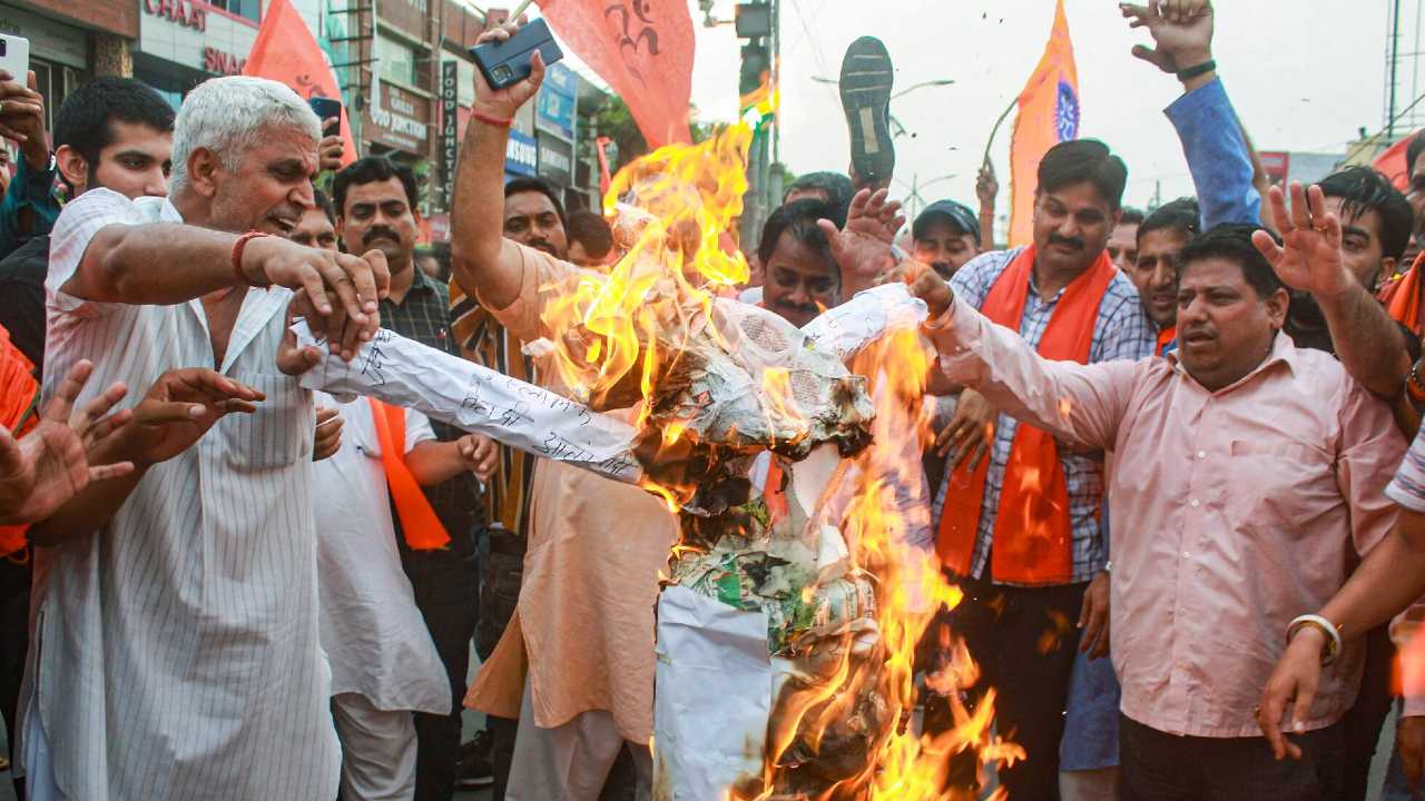 Members of Vishva Hindu Parishad (VHP) and Bajrang Dal burn an effigy during a protest against the killing of tailor Kanhaiya Lal in Udaipur, in Gurugram. (Image: PTI)