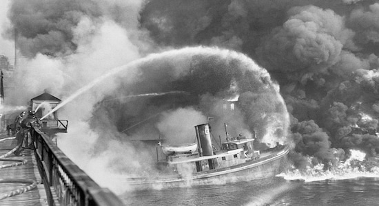 1969 | An oil slick on Cuyahoga River caught fire the morning of June 22, 1969, in Cleveland. The blaze only lasted about 30 minutes, extinguished by land-based battalions and one of the city’s fireboats (Image: smithsonianmag.com)
