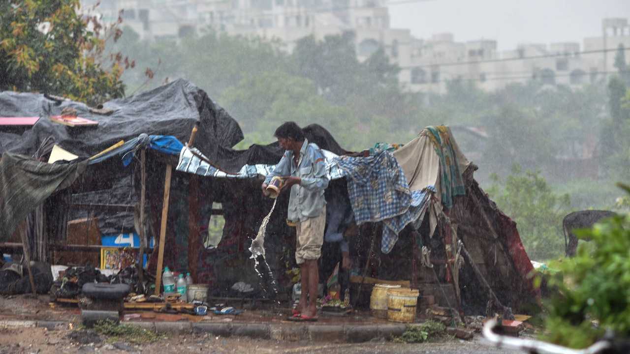 Un homme se tient devant son bidonville au milieu des pluies de mousson, à New Delhi, le jeudi 30 juin 2022. La région de Delhi est témoin de fortes pluies avec le début de la mousson, apportant un répit bien mérité de la chaleur torride après des jours de temps chaud et humide .  (Image : PTI)