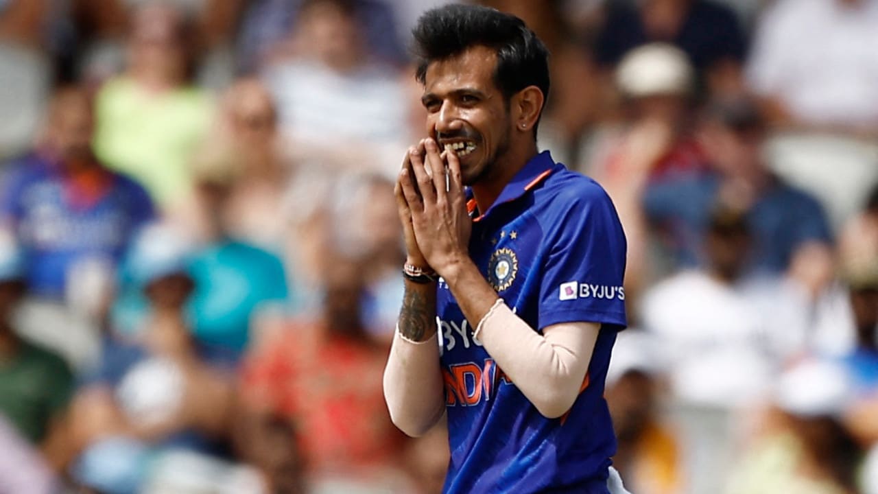 Cricket Universe - Yuzi Chahal clicked with the ABD's autographed