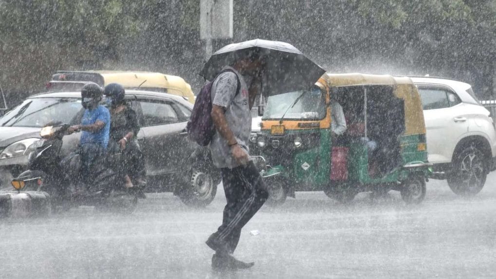 Bengaluru Heavy rain throws normal life out of gear traffic cops struggle  to clear waterlogging  BusinessToday