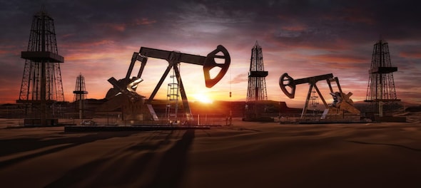 Oil prices edges down on US recession risk