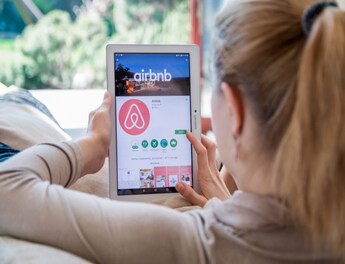 Airbnb forecasts fewer bookings, lower prices in Q2; shares slump