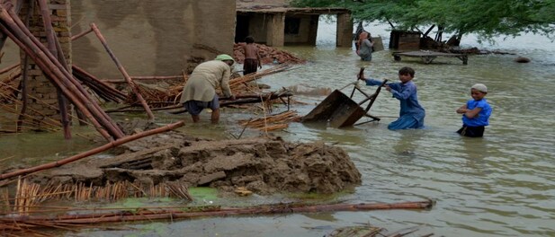 Pakistan flood toll reaches nearly 1,300 as efforts step up to contain ...