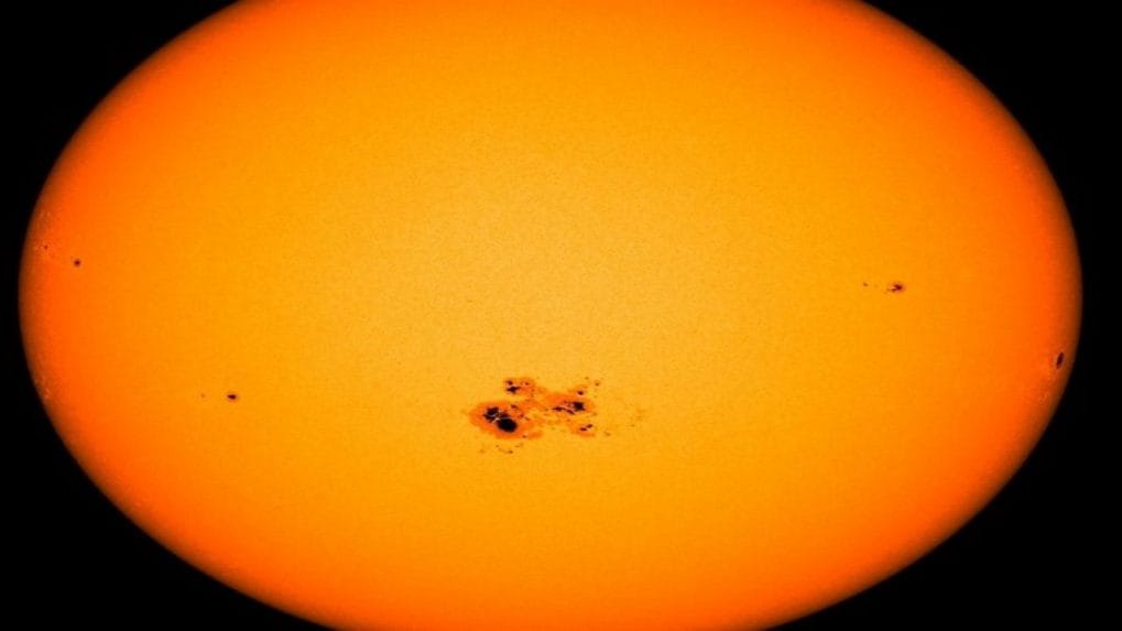 Watch this giant sunspot erupt in powerful solar flare barrage (video) |  Space
