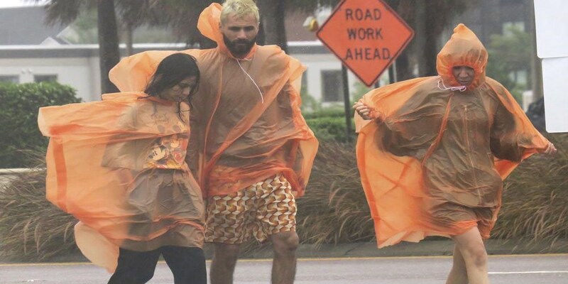 Hurricane Ian crashes ashore in Florida, unleashing howling winds, torrential rains | Viral Videos