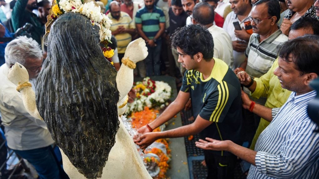 Comic-actor Raju Srivastava Cremated In Delhi, Son Ayushmaan Performs ...