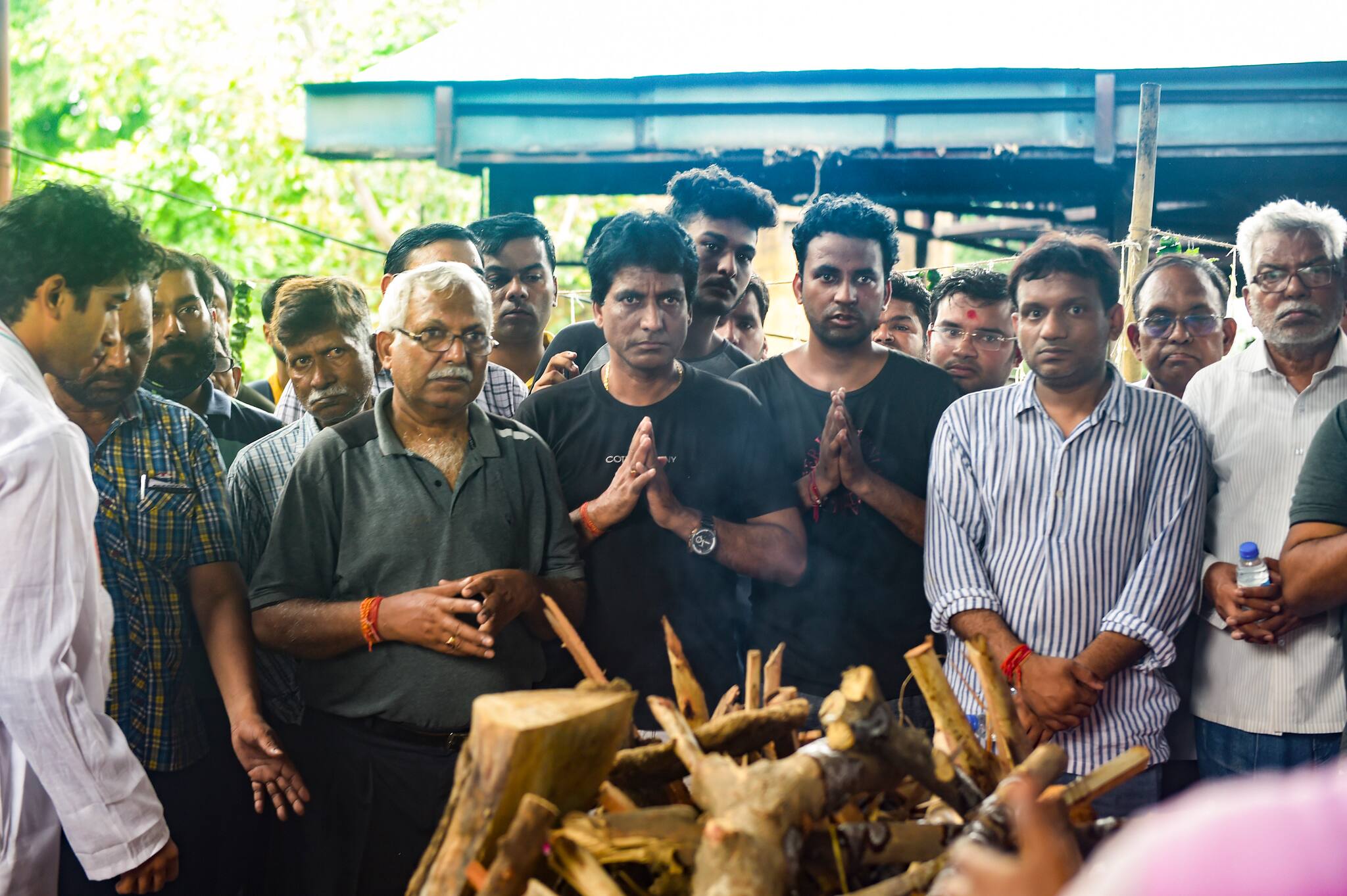 Comic-actor Raju Srivastava Cremated In Delhi, Son Ayushmaan Performs ...