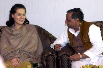 **EDS: FILE PHOTO** New Delhi: In this Wednesday, Dec. 12, 2001 file photo, Congress President Sonia Gandhi and Samajwadi Party Chief Mulayam Singh at an Iftar Party hosted by Union Minister Ram Vilas Paswan in New Delhi. Yadav passed away at the age of 82, on Monday, Oct. 10, 2022. He was under treatment at Gurugram's Medanta hospital. (PTI Photo)(