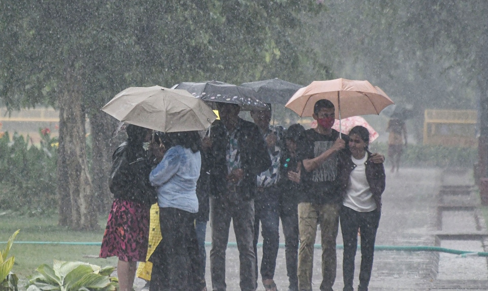 रांची में मौसम ने बदला अपना मिजाज, बारिश ने गर्मी से लोगों को दी राहत-Weather changed its mood in Ranchi, rain gave relief to people from heat