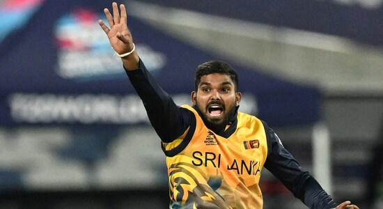 1. Wanindu Hasaranga | Equipo: Sri Lanka | Ventanillas: 9 | Mejor bolos: 3/8 | Promedio: 9.77 | Económica: 5,50 (Imagen: ICC) 1. Wanindu Hasaranga | Equipo: Sri Lanka | Ventanillas: 9 | Mejor bolos: 3/8 | Promedio: 9.77 | Económica: 5,50 (Imagen: ICC)