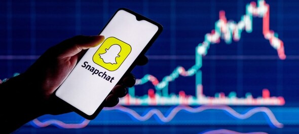 Snap swings to quarterly net loss, expects lower Q1 revenue; shares fall