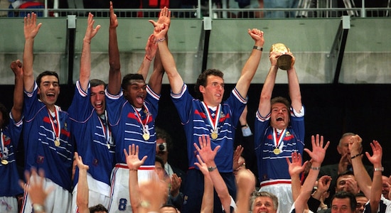 1998 Francia |  Premio en metálico total: 103 millones de dólares estadounidenses |  El equipo ganador (Francia) - USD 6 millones |  Esta vez ha habido un aumento del 45 por ciento en el premio total en metálico que se ofrece y un aumento del 50 por ciento en la bonificación para los ganadores.  (Foto: Reuters)