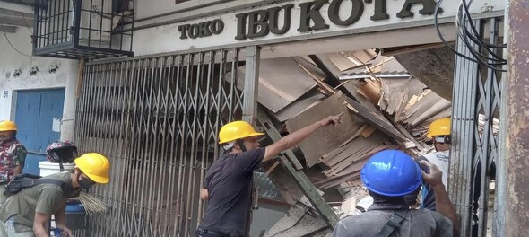 Indonesian rescue workers race to find victims as earthquake kills 162