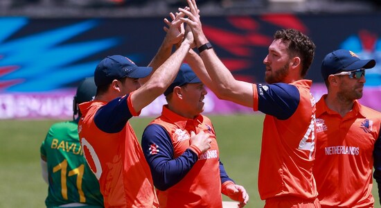 Paul van Meekeren was the next Dutch bowler to strike as he sent back Temba Bavuma. The South African skipper managed 20 in 20 deliveries. 