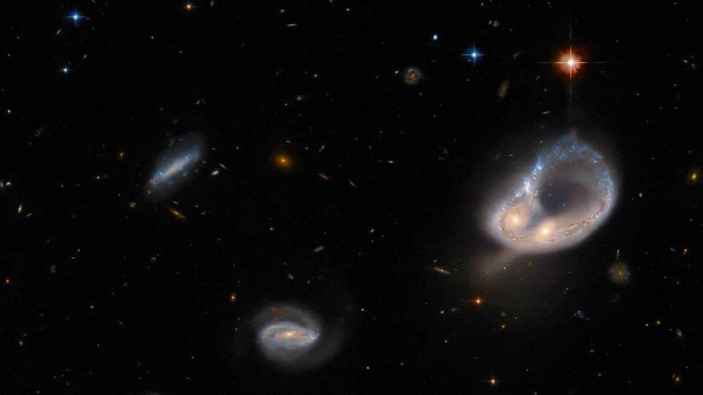NASA는 허블 망원경이 포착한 6억 7100만 광년 떨어진 두 은하가 합쳐지는 놀라운 이미지를 공유합니다.
