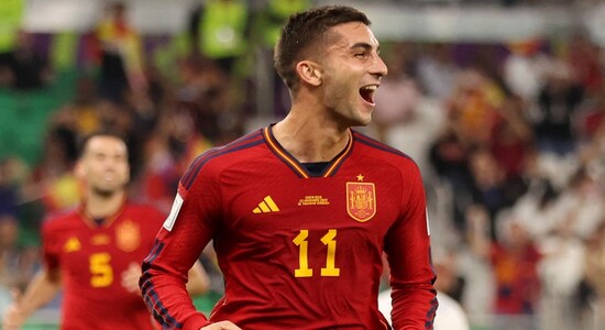 N°1 | Ferran Torres | Équipe : Espagne | Matches joués : 1 | Buts marqués : 2 | Aides : - | Buts par 90 : 3,16 | Conversion d'objectif : 100 % | Précision de tir : 100 % (Image : AP) Coupe du Monde de la FIFA 2022 | Course au soulier d’or : Ferran Torres se hisse à la première place après l’affichage stellaire de l’Espagne