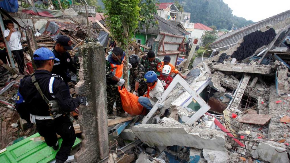 Aftershocks, heavy rains disrupt Indonesia earthquake rescue workers