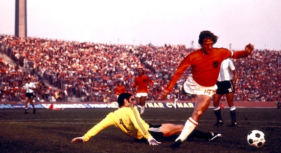 26 June 1974 - Netherlands 4 - 0 Argentina | The first-ever World Cup encounter between the two sides came in 1974 in Germany when both of them were in Group A in the edition’s second group stage. The Oranje were clearly the dominant side, securing a 4-0 victory over the La Albiceleste. A brace from Johan Cruyff, with a goal in both halves, along with goals from Ruud Krol and Johnny Rep, saw the Dutch record an emphatic victory over the Argentinians.