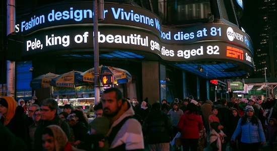 An electric news headline ticker in Times Square, New York, announces the death of soccer legend Pele. (Image: AP)