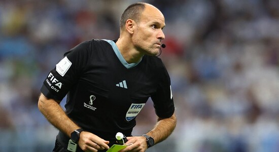 Referee Antonio Mateu Lahoz sent home | 