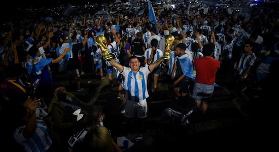   Aficionados en Buenos Aires esperan la llegada del equipo.  (Imagen: Reuters)