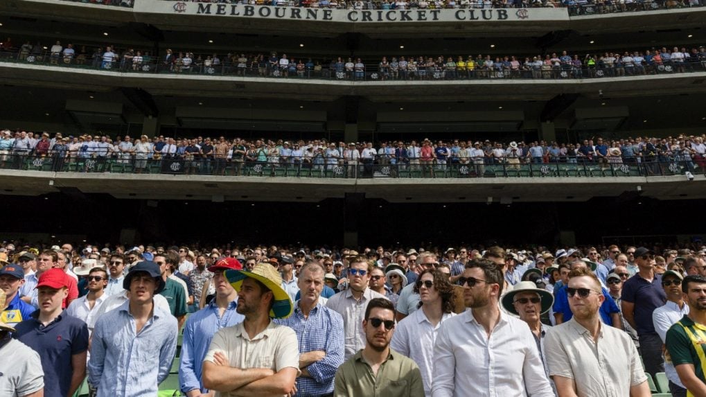 Watch MCG crowd pays an emotional tribute to Shane Warne during the