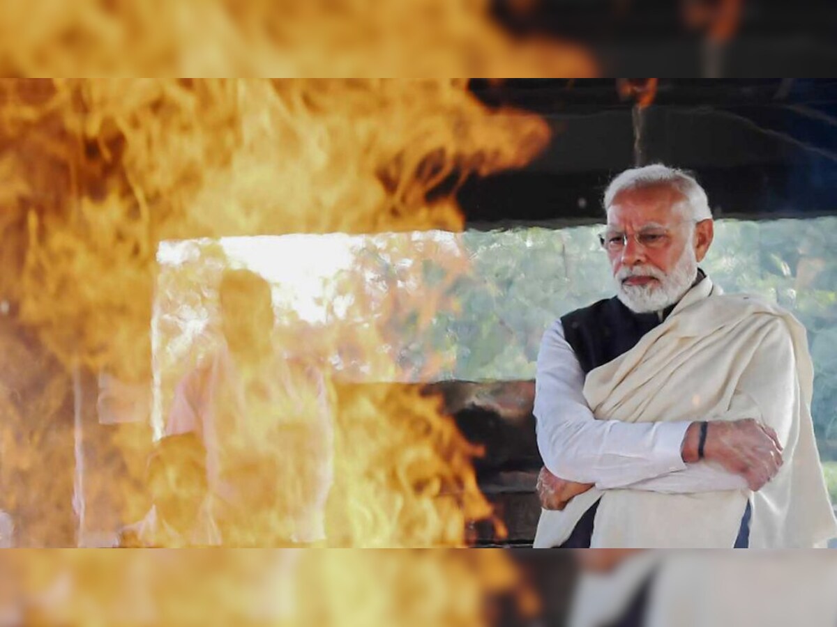 Looking on: PM Modi, his brothers perform last rites of their mother, Watch