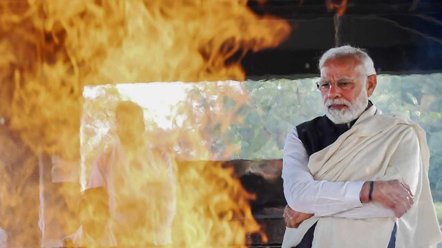 PM Modi Mother Hiraba Death Highlights: PM Modi bids final adieu to his ...
