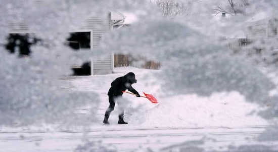 De fortes chutes de neige enveloppent les villes, plus de 2000 vols annulés