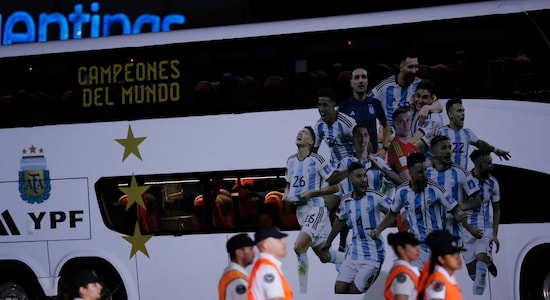 El autobús descapotable que llevará al equipo por Buenos Aires espera en el aeropuerto.  Observe las tres estrellas pintadas en el autobús que representan los tres triunfos de la Copa Mundial del equipo.  (Imagen: Reuters)