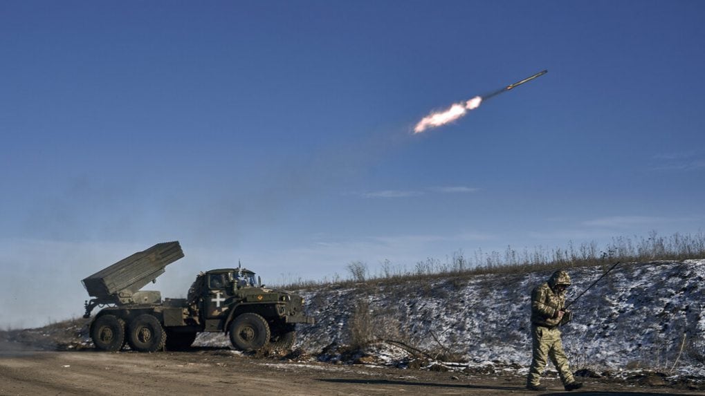 Kherson airfield turns into a battlefield as Russian troops continue to shell Ukraine | Ground repor