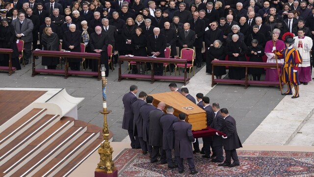 In Pics | Pope Francis honors Emeritus Benedict XVI as thousands mourn ...
