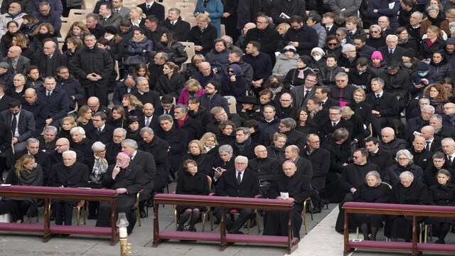 In Pics | Pope Francis honors Emeritus Benedict XVI as thousands mourn ...