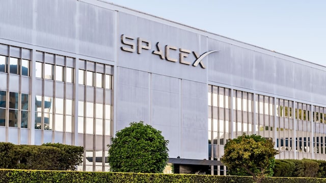 Elon Musk SpaceX wins Pentagon contract for satellite services to ...