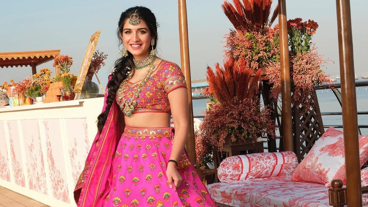 Radhika Merchant Looks Radiant In Her Pre Engagement Mehendi Ceremony ...