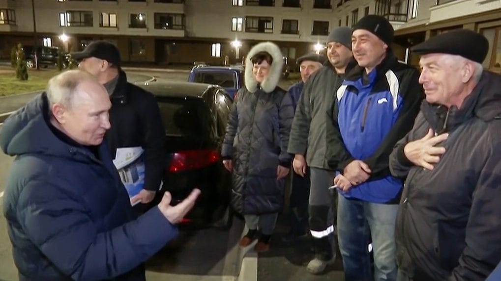 Vladimir Putin mengunjungi Mariupol sebagai bagian dari tur kejutan ke Ukraina