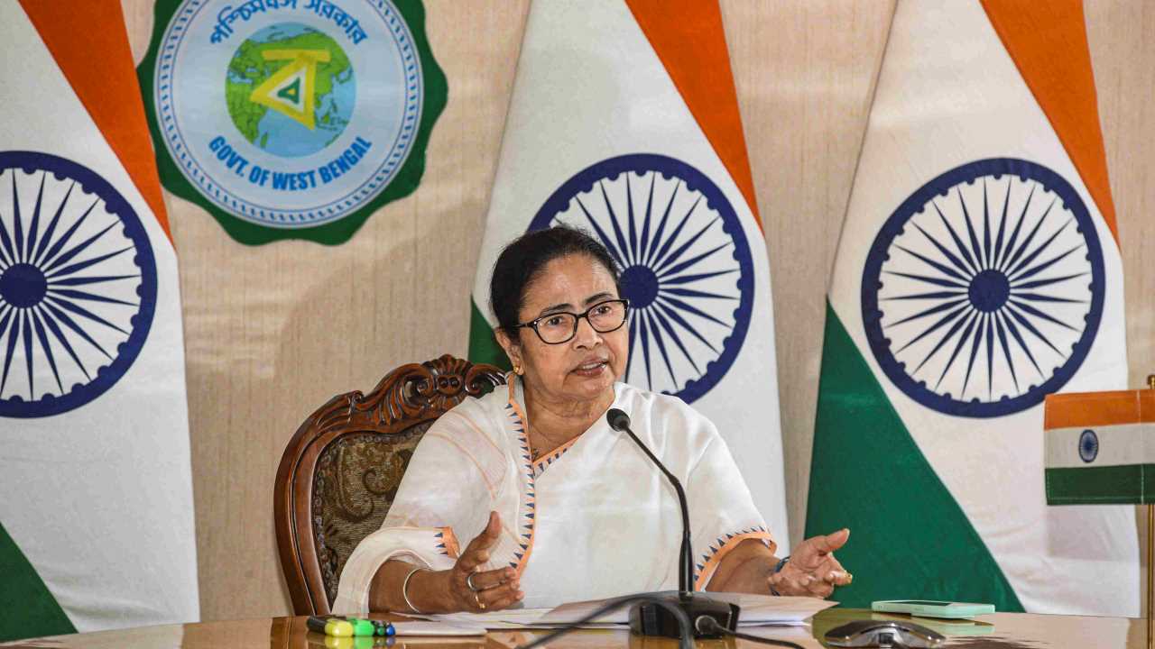 देश की सबसे गरीब मुख्यमंत्री हैं ममता बनर्जी: रिपोर्ट Mamata Banerjee is the country's poorest chief minister: Report