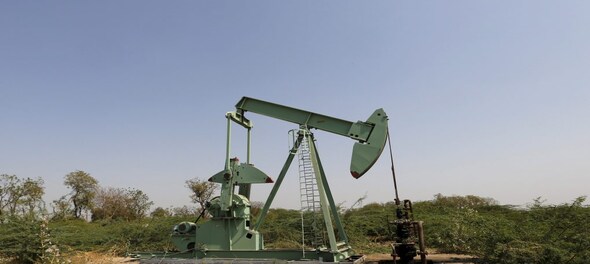 Oil posts weekly losses as US data dents hopes for near-term rate cuts