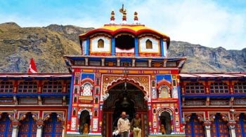 badrinath temple: Watch: Badrinath temple in Chamoli receives fresh  snowfall - The Economic Times Video | ET Now