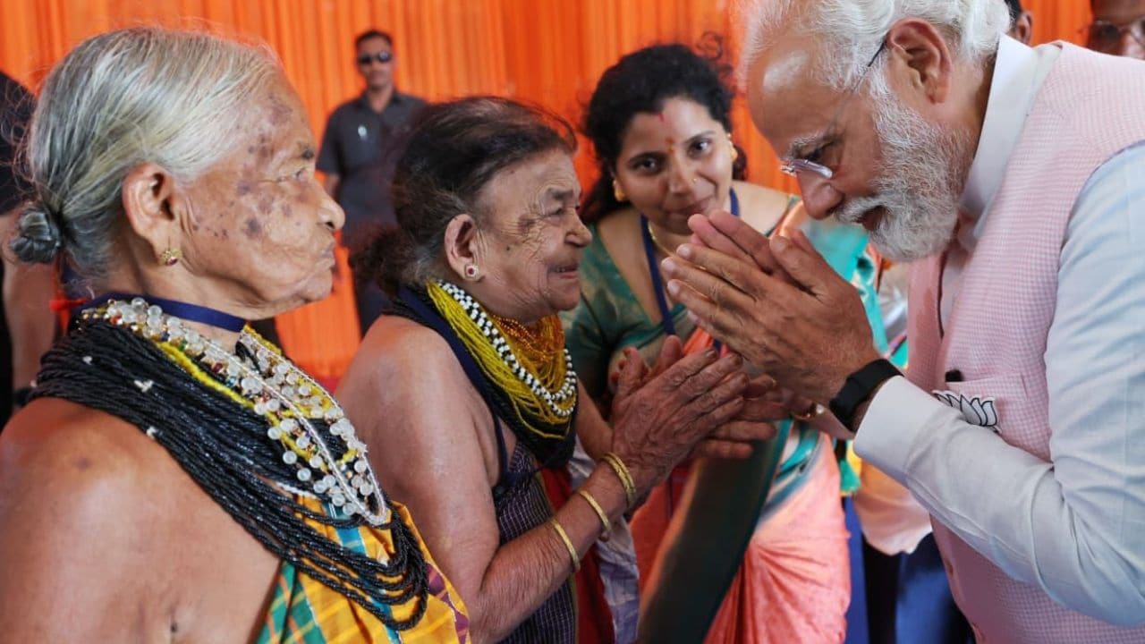 PM Modi meets inspiring Padma recipients Tulsi Gowda, Sukri Bommagowda from  Karnataka - CNBC TV18